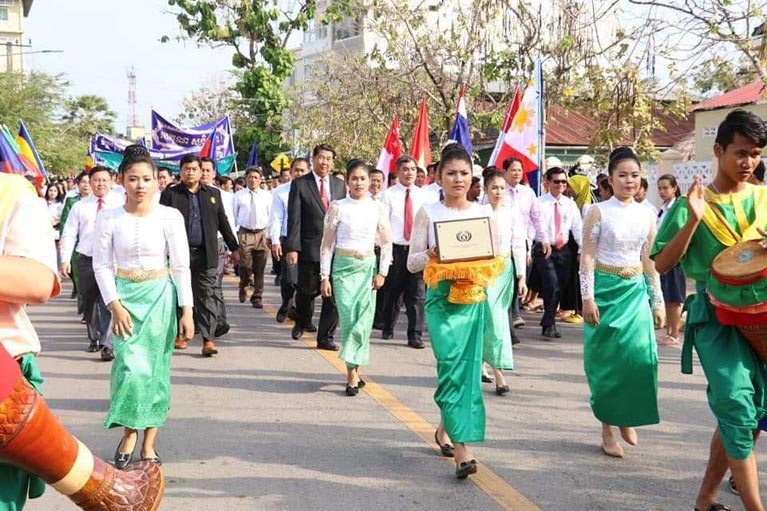 រដ្ឋបាល​ខេត្ត​កំពត​ធ្វើ​ពិធី​ដង្ហែ​ពាន​ជ័យលាភី​ទីក្រុង​ទេសចរណ៍​ស្អាត​អាស៊ាន​