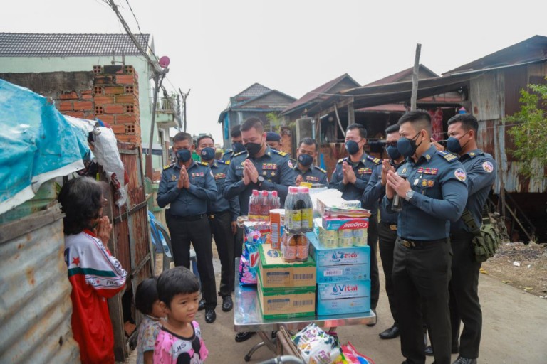 គ្រួសា​រកំសត់​មួយ មានរឿង​អភ័ព្ទ​ជាន់​លើ​អភ័ព្ទ​!