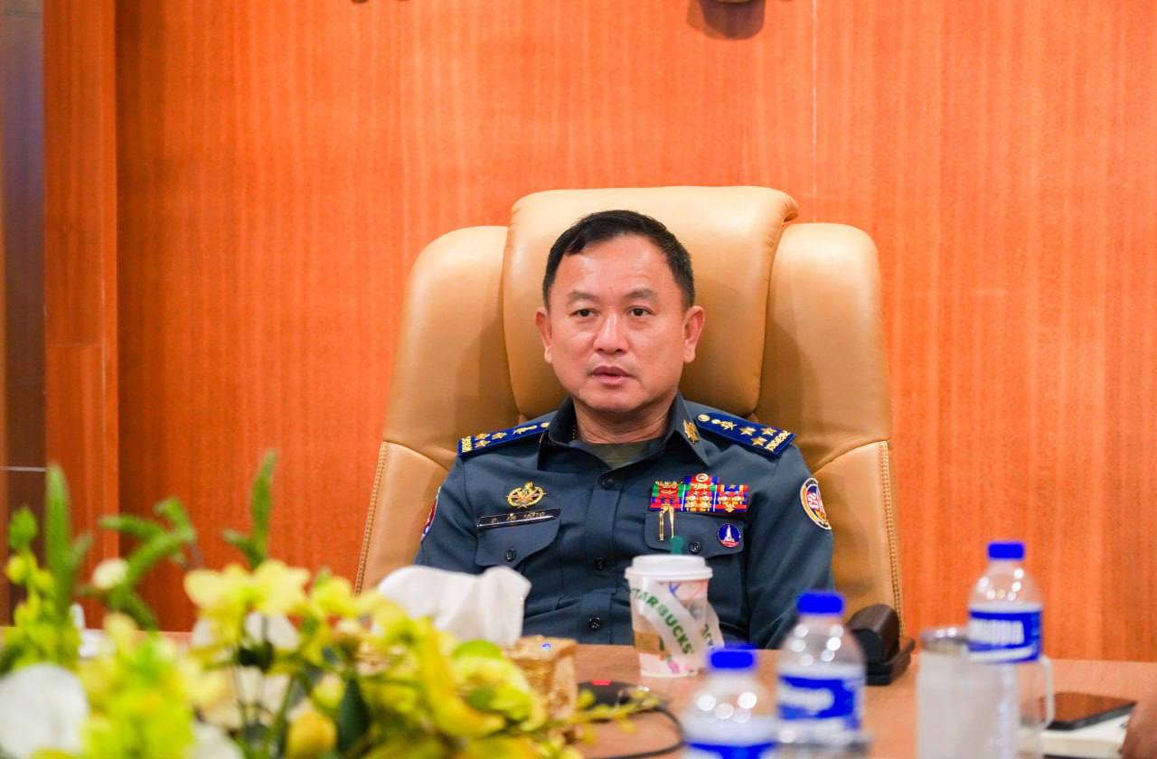 លោក​ឧត្ដមសេនីយ៍ឯក រ័ត្ន ស្រ៊ាង ដឹកនាំ លោក​មេបញ្ជាការរង និង​ជា​នាយសេនាធិការ លោក​មេបញ្ជាការរង ប្រធាន​មន្ទី​រទាំង​៧ នាយ​ការិយាល័យ​ជំនាញ មេបញ្ជាការ វរ​សេនា​តូច កងរាជអាវុធហត្ថ​ចល័ត ចូលរួម​ស្តាប់​ការប្រជុំ​ត្រួតពិនិត្យ​ការអនុវត្ត តួនាទី​ភារកិច្ច​ការងារ​ធ្វើកំណែទម្រង់ និង ការកសាង​អង្គភាព ត្រីមាស​ទី​២ ឆ្នាំ​២០២៥ តាមរយៈ Video Conference ក្រោម​អធិបតីភាព​ដ៏​ខ្ពង់ខ្ពស់ លោកនាយ​ឧត្តមសេនីយ៍ សៅ សុខា