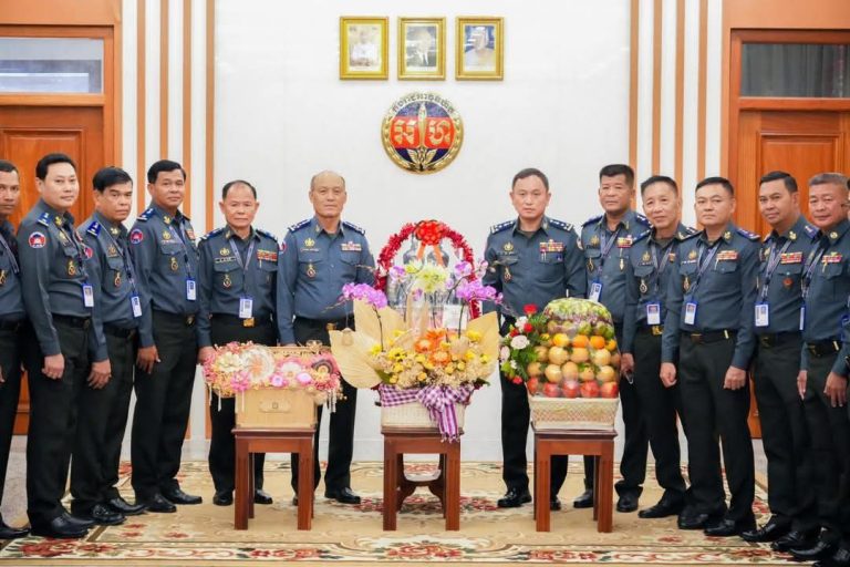 ឧត្តមសេនីយ៍ឯក រ័ត្ន ស្រ៊ាង ដឹកនាំ​មន្ត្រី​ក្រោម​ឱវាទ រួមមាន មេបញ្ជាការរង អាវុធហត្ថ​រាជធានី ព្រមទាំង  ​មេបញ្ជាការ​មូលដ្ឋាន អាវុធហត្ថ​ខណ្ឌ​ទាំង​១៤ តំណាងឲ្យ​អាវុធហត្ថ​រាជធានី​ភ្នំពេញ​ទាំងមូល ចូល​សូម​គោរព​ជូន​ពរ   ឯកឧត្តម នាយ​ឧត្តមសេនីយ៍ សៅ សុខា​